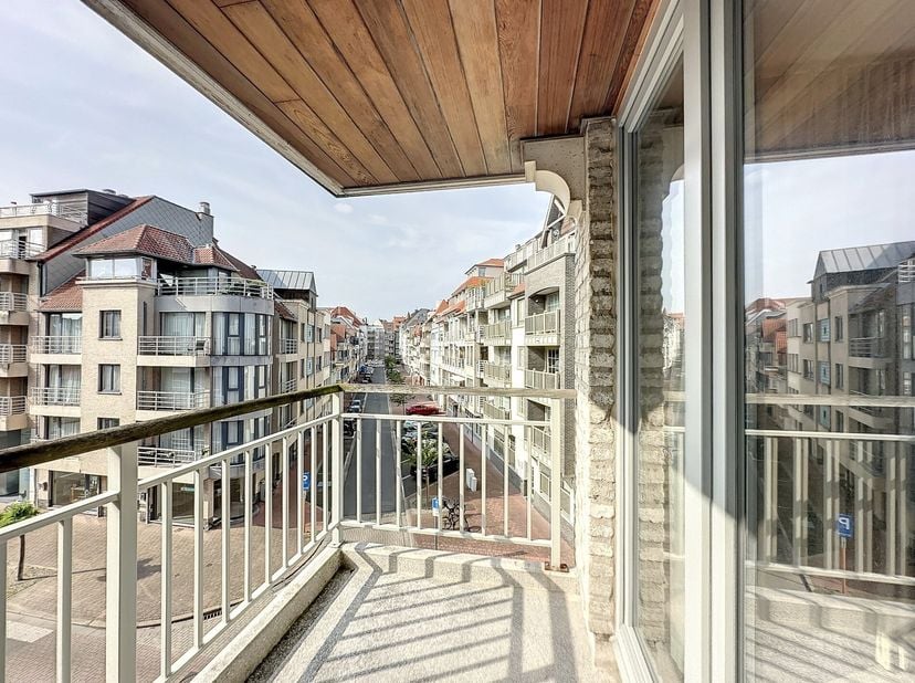 Prachtig HOEKappartement met 2 mooie slaapkamers gelegen op de Zoutelaan te Knokke.&lt;br /&gt;
Indeling: inkom met apart toilet, ruime leefruimte met open