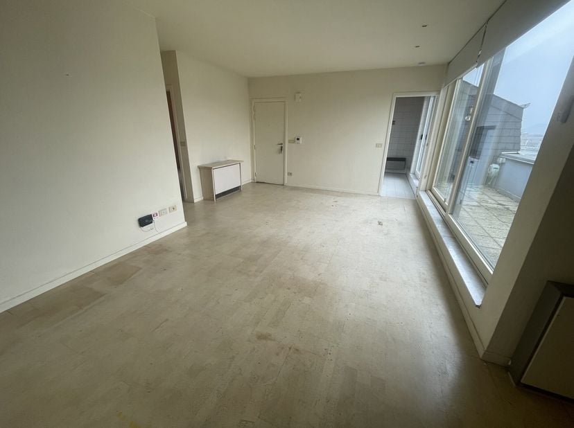Intéressé(e) ? Contactez-nous uniquement par téléphone au 04/220.60.30.&lt;br /&gt;
À louer, superbe appartement offrant une vue imprenable sur la Meuse. Il