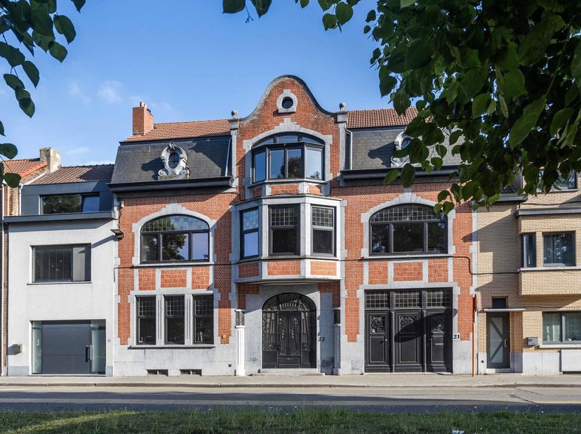 Cette propriété authentique, récemment rénovée, combine un style de vie élégant avec des opportunités professionnelles polyvalentes. Située dans un em