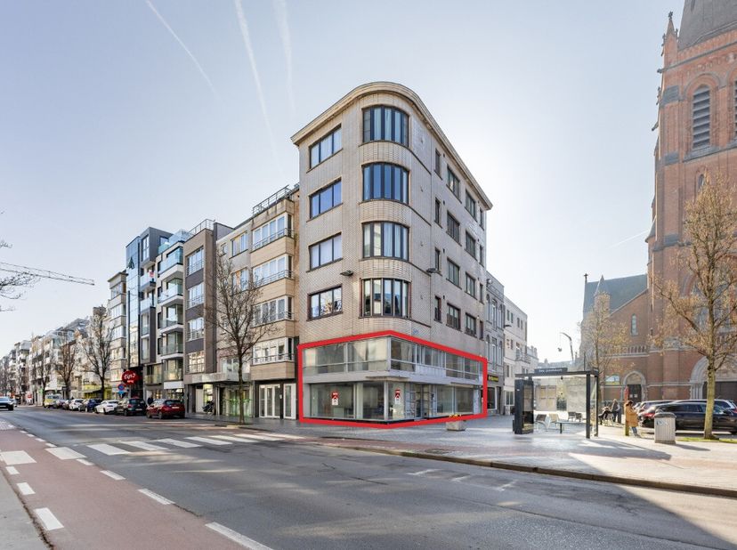 Te koop: Handelspand in de Alfons Pieterslaan, Oostende! Op zoek naar een commercieel pand in het hart van Oostende? Dit handelspand, gelegen in de po