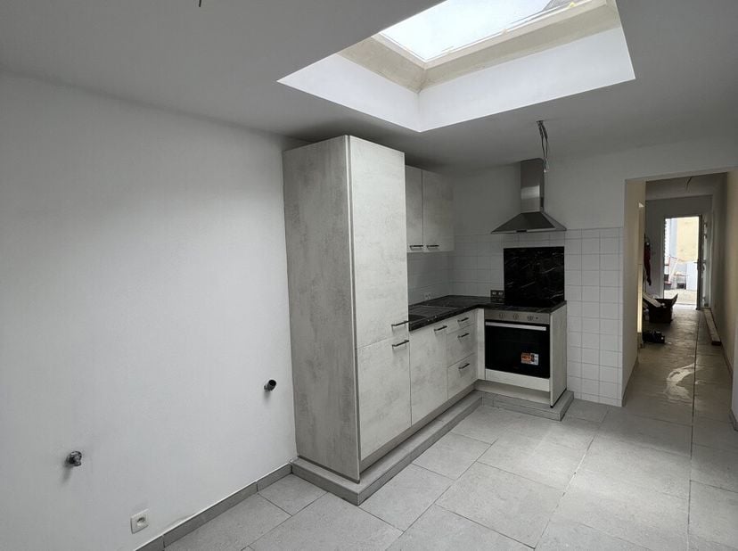 A LOUER&lt;br /&gt;
Maison 3 façades entièrement rénovée située à la rue Devillez 53A, Gilly&lt;br /&gt;
- Une chambre&lt;br /&gt;
- Living, salle de douche, cuisine éq