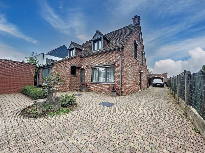 Villa met dubbele garage/ werkplaats op prachtig  perceel van 702m²&lt;br /&gt;
Deze instapklare woning met 4 slaapkamers bevindt zich op een toplocatie nab