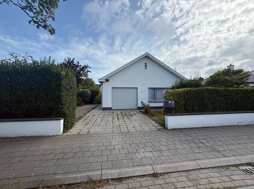 Deze te renoveren bungalow is gelegen in een rustige woonwijk te Mariakerke, de buurt staat gekend als de meest gegeerde buurt van Mariakerke waardoor