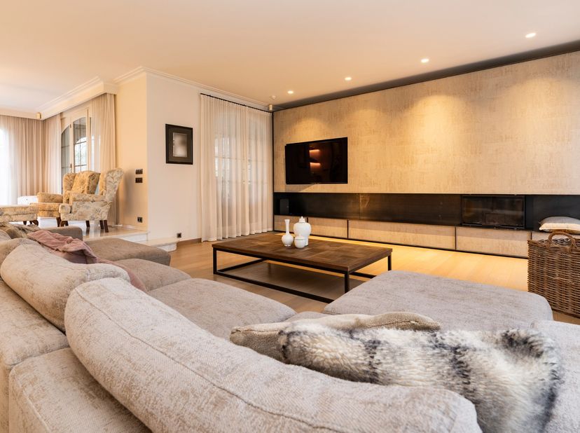 Deze imposante eigendom is gelegen op een rustige locatie en biedt heel wat mogelijkheden door zijn ruime bewoonbare oppervlakte van +/- 524 m². De wo