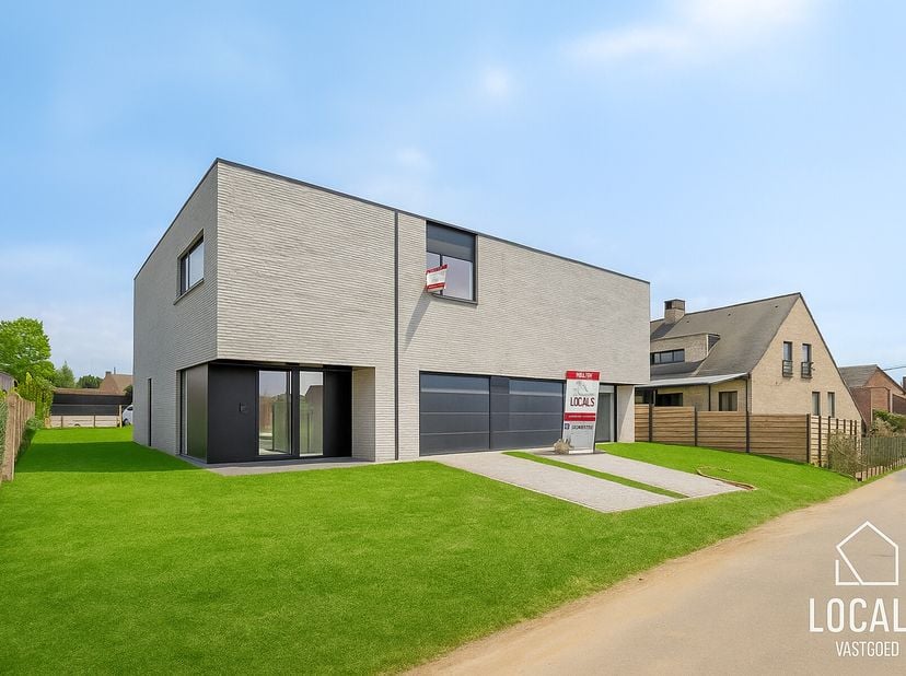 Deze energiezuinige en instapklare halfopen nieuwbouwwoning (lot 1) omvat op het gelijkvloers een inkomhal, toilet, garage met berging en een lichtrij