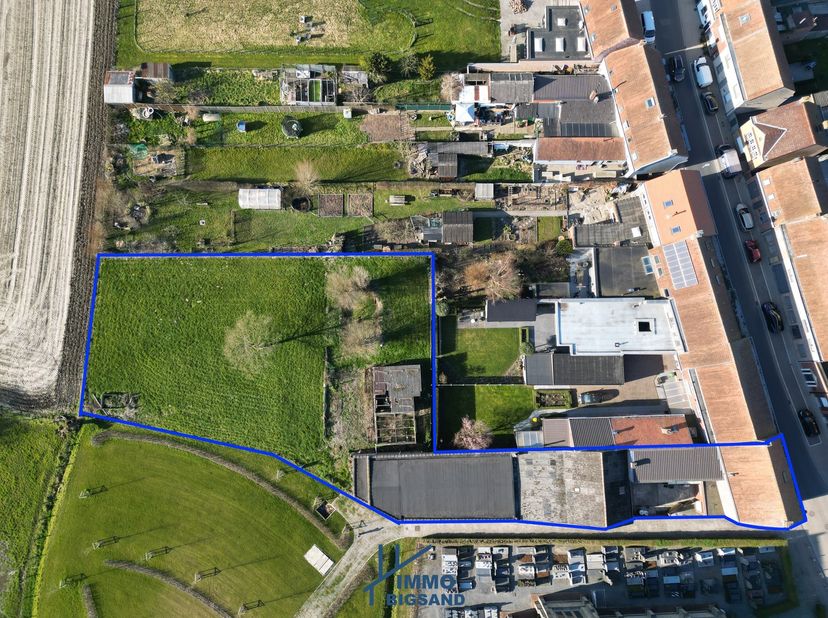 Woning met handelspand + magazijn + feestzaal + groot stuk landbouwgrond te koop. Deze ruimtes/gebouw kunnen polyvalent worden gebruikt. De grondopper