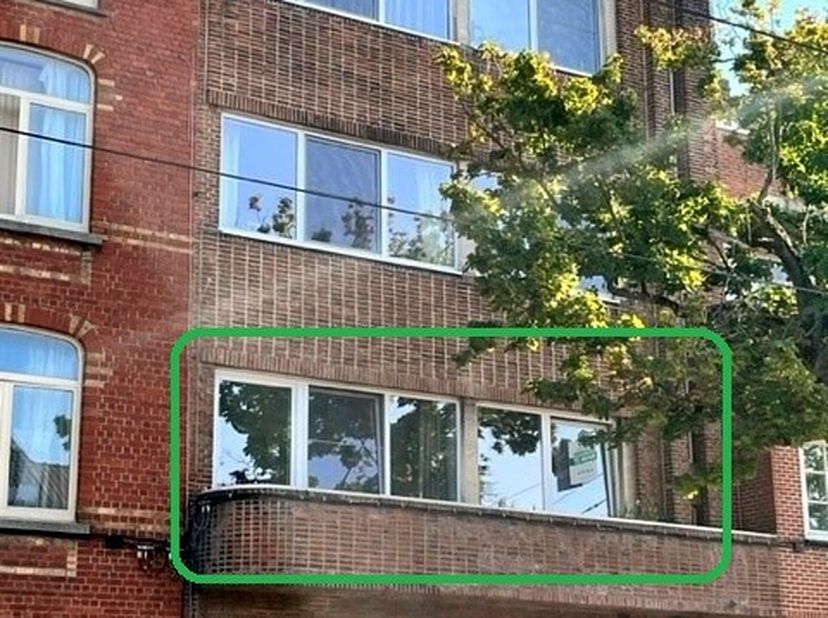 Dit appartement gelegen op toplocatie biedt u aangenaam wonen . Op het gelijkvloers wordt u een gemeenschappelijk tuin met fietsenstalling aangeboden.