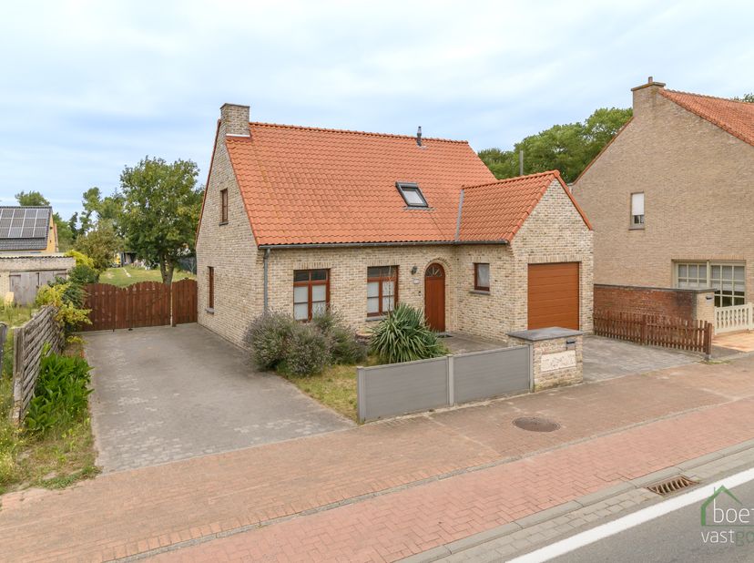Charmante woning met 5 slaapkamers, 2 badkamers en ruime tuin op 1.250m² toale grondoppervlakte.&lt;br /&gt;
Bij het binnenrijden van De Panne, komende van