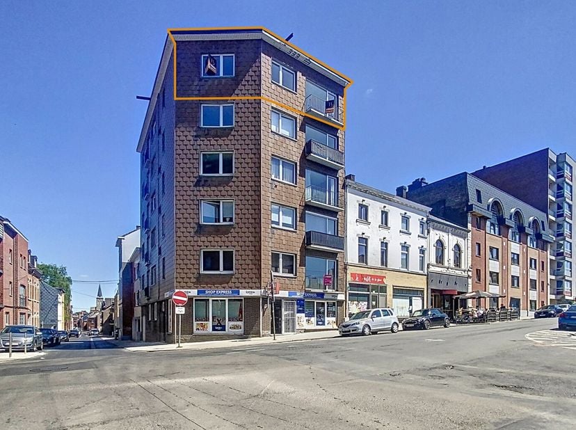 L&#039;immobilière Borremans vous propose cet appartement idéalement situé au centre de Waremme, en face de la gare, offrant une vue dégagée.&lt;br /&gt;
Composi