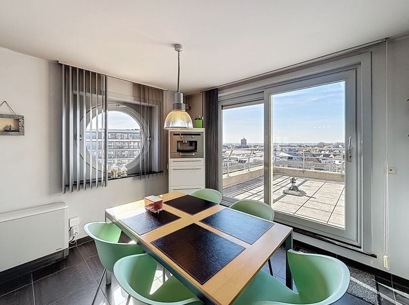 Schitterend en instapklaar dakappartement met twee uitzonderlijke terrassen, centraal gelegen in Oostende op enkele meters van het strand.&lt;br /&gt;
Indel