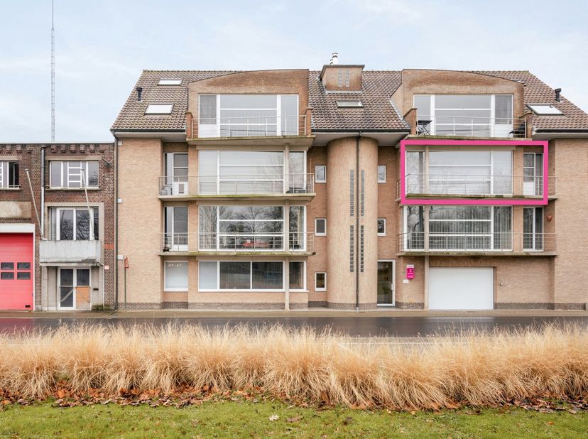 Dit energiezuinig en lichtrijk appartement is gelegen op wandelafstand van het centrum van Staden.&lt;br /&gt;
De indeling van dit appartement is als volgt: