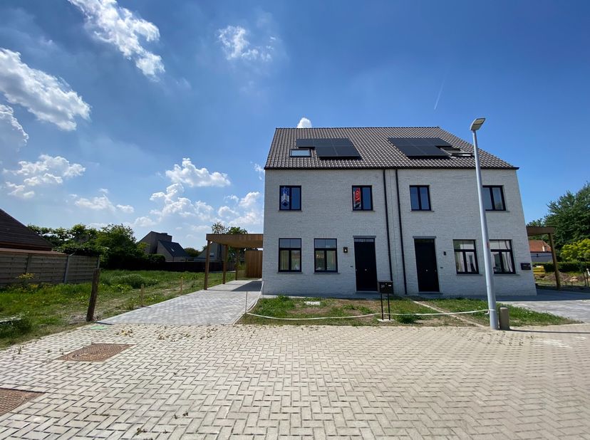 Maison neuve économe en énergie avec 4 chambres à coucher complètes, jardin spacieux avec beaucoup de places de parking situé à Moerkerke.&lt;br /&gt;
Dispo