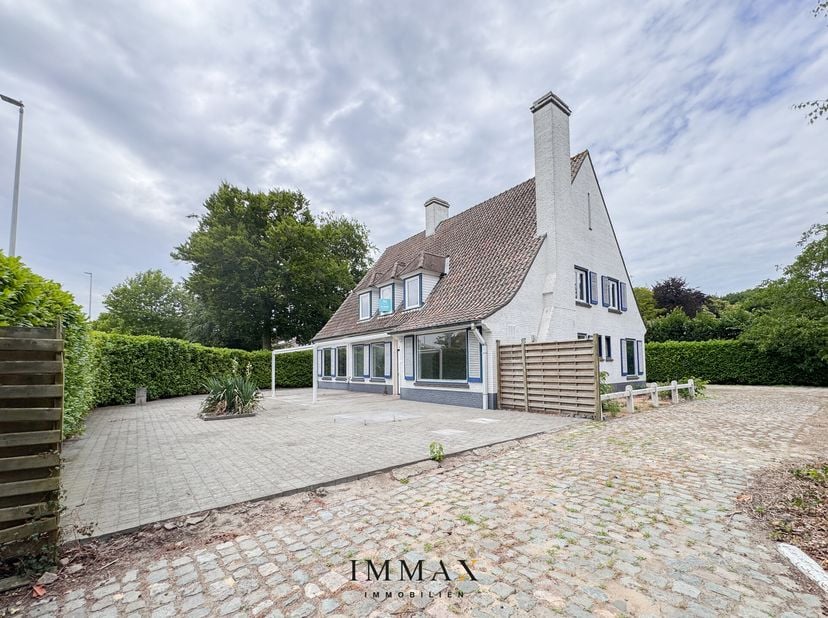 Op een prominente hoekligging, waar de Maalse Steenweg en de Vijversdreef elkaar kruisen, bevindt zich deze stijlvolle villa met tijdloze architectuur