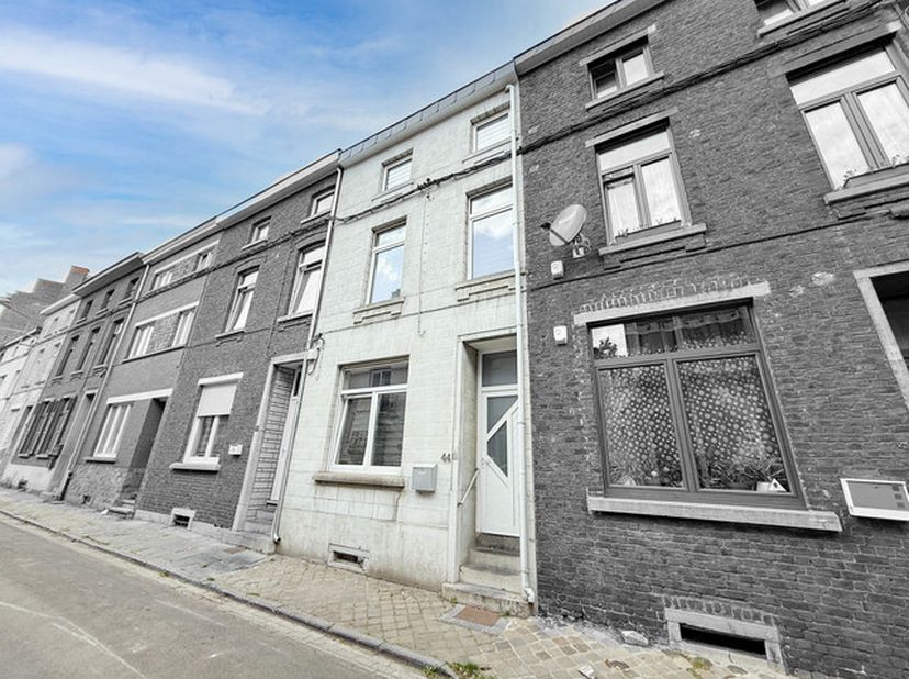 Charmante maison rénovée comprenant 3 chambres et cour idéalement située à proximité de nombreuses commodités. Ce bien comprend : au rez-de-chaussée :