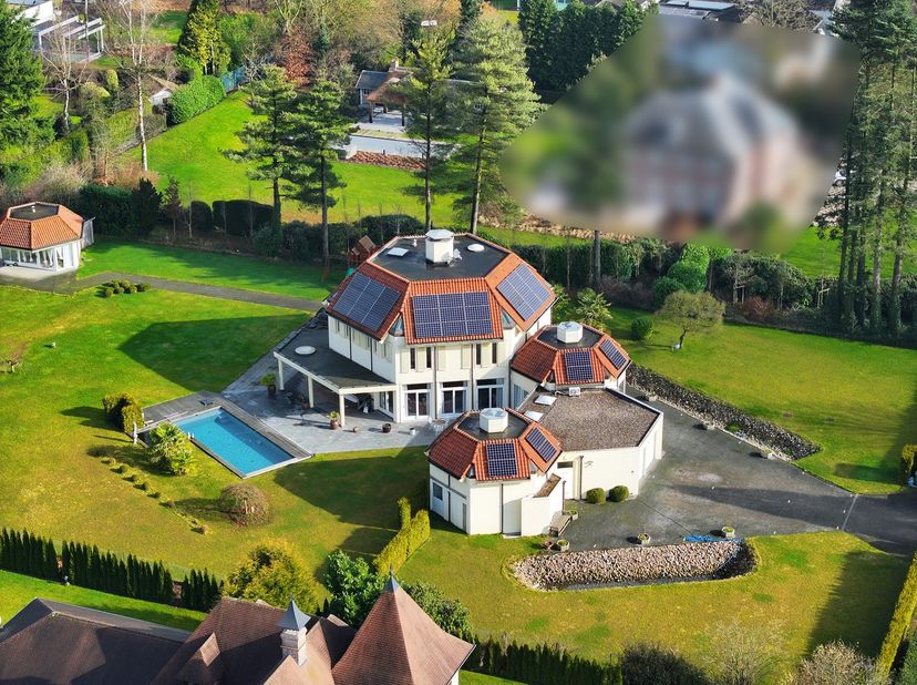 Villa met een uniek, speels ontwerp bestaande uit 4 hexagonale delen, het woonhuis, de leefkeuken, het garagegebouw en -meest links- het badhuis (kan