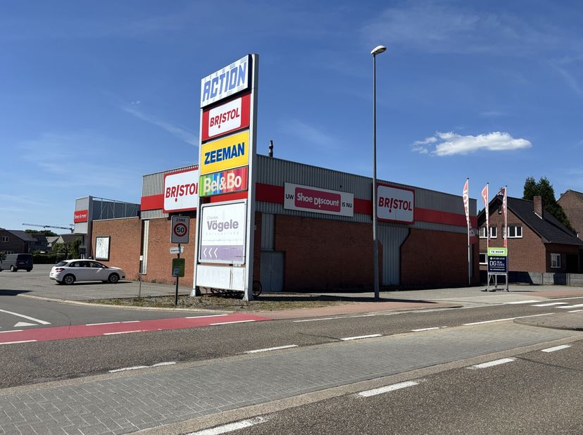 DG Real Estate werd exclusief aangesteld als makelaar voor de verhuur van dit commercieel handelspand (ex-Bristol) in Oudsbergen.Zeer goed gelegen aan