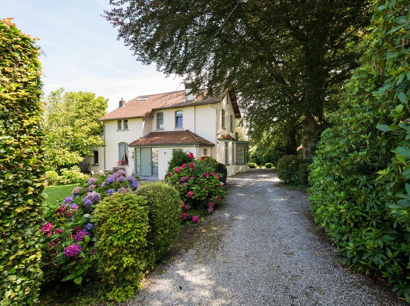 RIXENSART, au calme et à proximité immédiate du centre du village, charmante VILLA (3ch/2sdb + chambre d&#039;appoint) sur une exceptionnelle parcelle de p
