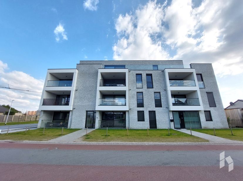 Stijlvol appartement (95m²) op de tweede verdieping met 2 slaapkamers en terras (11m²) in het centrum van Lommel!&lt;br /&gt;
Ondergronds is er een autostaa