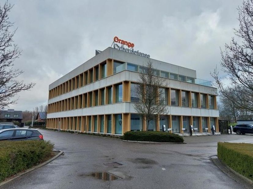Het betreft een instapklaar kantoorgebouw met kwalitatieve afwerking, gelegen langsheen de E313 (Antwerpen  Hasselt  Luik) te Wommelgem, op 5 minuten