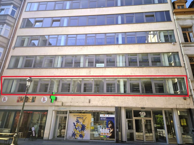 Ben je op zoek naar een ruime kantoorruimte in het centrum van Brussel? Zoek niet verder! Dit kantoor met een bruikbaar vloeroppervlakte van 137 m² he
