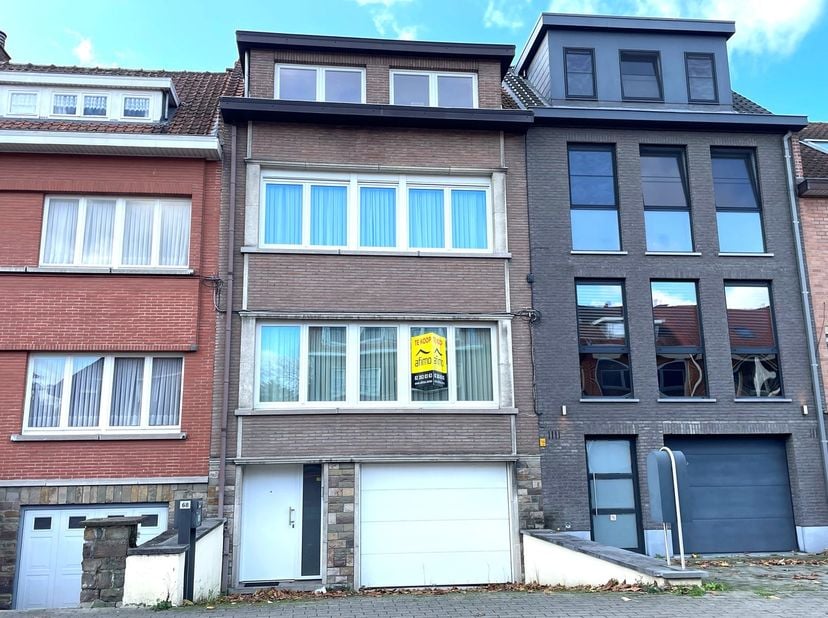 Cette maison est connue comme une maison à 2 appartements mais est actuellement aménagée comme une maison unifamiliale située au centre de Strombeek-B
