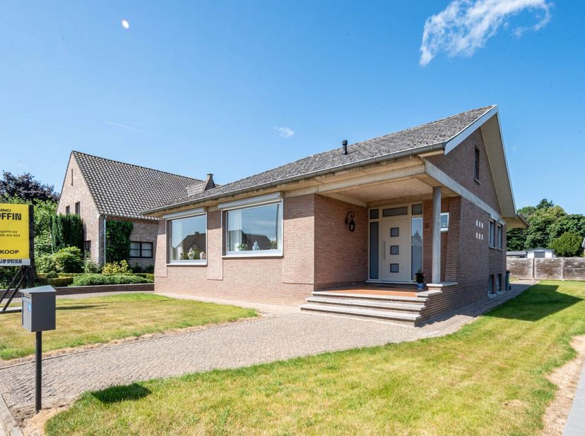 Deze uitstekend onderhouden vrijstaande bungalow woning is gelegen in Merem langs de Haagbeuklaan(voorheen Acacialaan) ter hoogte van nummer 9, op een