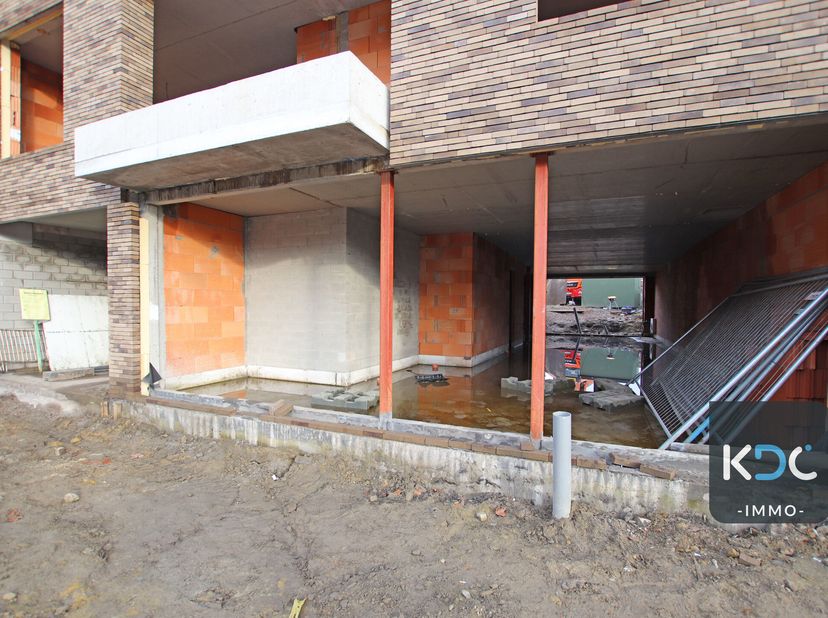 Goed gelegen handelspand aan het binnenkort vernieuwde Gemeenteplein in het centrum van Huldenberg. Goede zichtbaarheid met veel doorgaand verkeer.&lt;br