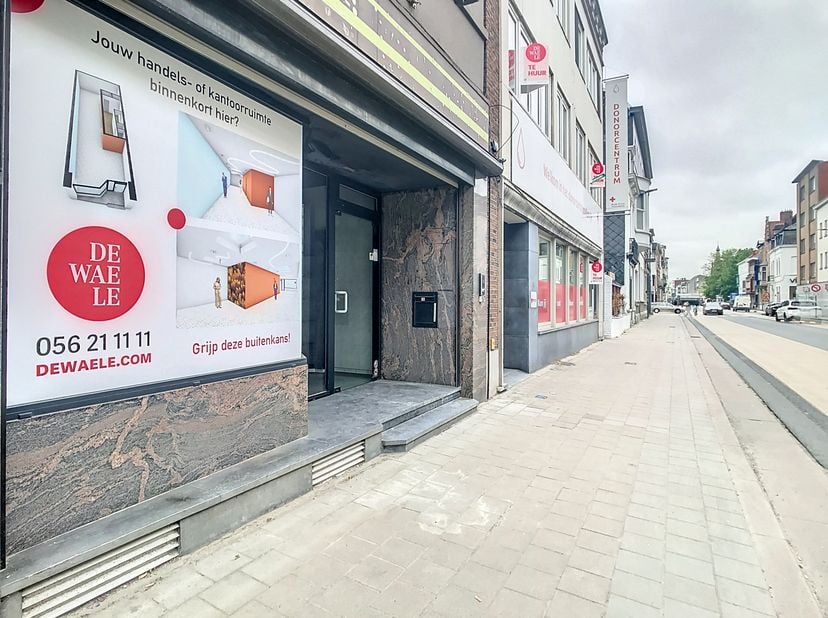 Local commercial à louer à Courtrai dans un emplacement privilégié. Le bâtiment bénéficie d&#039;une bonne visibilité en raison de son emplacement le long