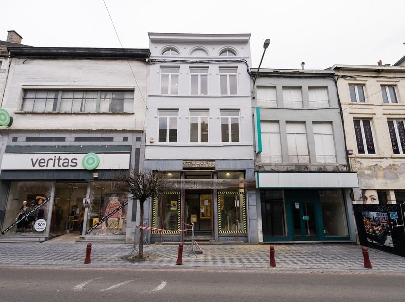 WAVRE - Rue du Pont du Christ, in het hart van de stad en op korte afstand van het openbaar vervoer. Prachtige HANDELSPAND in een gebouw met 3 eenhede