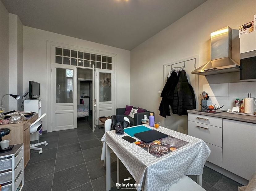 Studio pour étudiant ou jeune travailleur ne souhaitant pas de domiciliation, situé à proximité directe de la gare et du centre-ville.&lt;br /&gt;
Pièce de