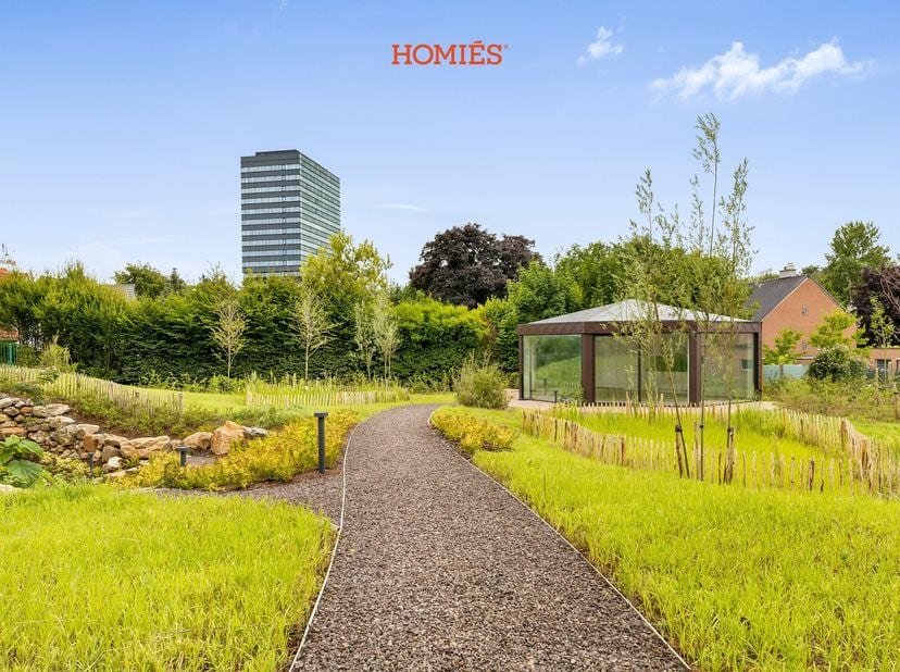 Met veel plezier bieden wij u deze uitzonderlijk unieke commerciële ruimte aan in de Celestijnenlaan 52 in Heverlee, gelegen op een prachtig domein da