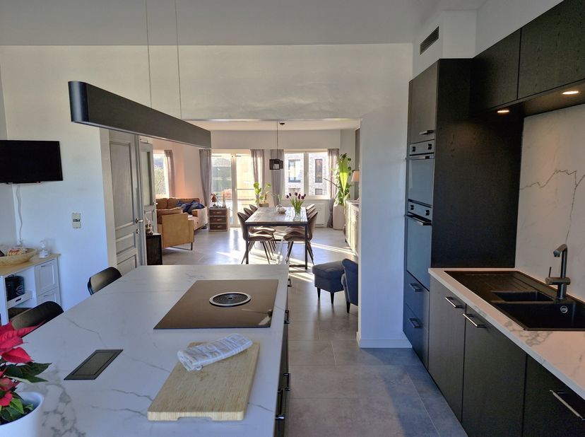 Charmant appartement, tip top in orde met 4 slpks gelegen in centrum Haacht, in een groene omgeving en nabij openbaar vervoer, winkels en scholen. De