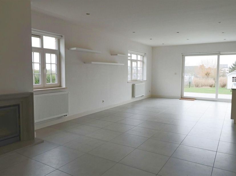 Maison spacieuse, située au calme :&lt;br /&gt;
REZ-DE-CHAUSSÉE:&lt;br /&gt;
- Hall d&#039;entrée&lt;br /&gt;
- Wc&lt;br /&gt;
- Bureau / Chambre 12m²&lt;br /&gt;
- Living ave feu-ouver