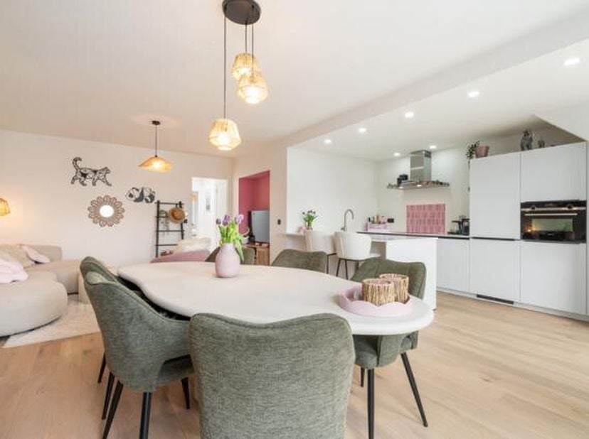 Welkom in jouw nieuwe droom appartement, een plek waar liefde en comfort samenkomen. Dit bijzondere appartement is gelegen in een charmante, rustige r