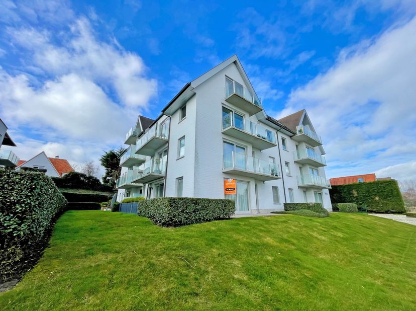 Appartement de l&#039;année 2005 situé à 500m de la mer et 250m de la réserve naturelle.  L&#039;appartement se trouve au RDC et comprend: entrée, WC, living av