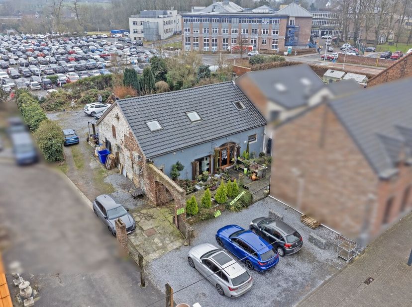 Era Welchome vous présente une charmante propriété composée d&#039;un commerce de +/- 100m² et d&#039;un appartement actuellement loué de +/- 80m². Cette bâtiss
