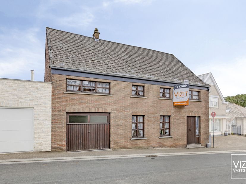 Maison dhabitation à rénover (200 m²) avec dépendances (86 m²) et étables, idéale pour ceux qui souhaitent combiner vie privée et activité professionn