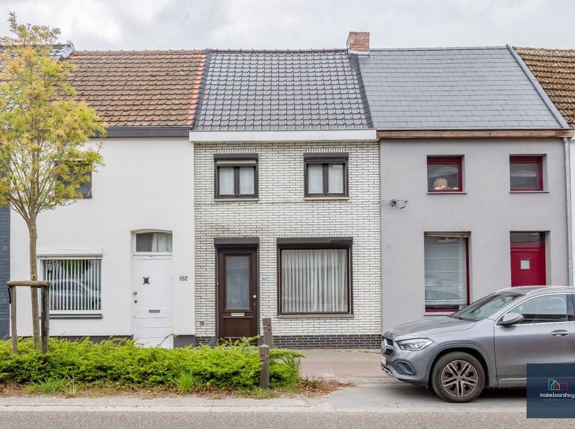 Deze woning met grondoppervlakte van 130m² te Wetteren wordt vandaag verkocht. De indeling van de eigendom als volgt; inkomhal die overgaat in de ruim