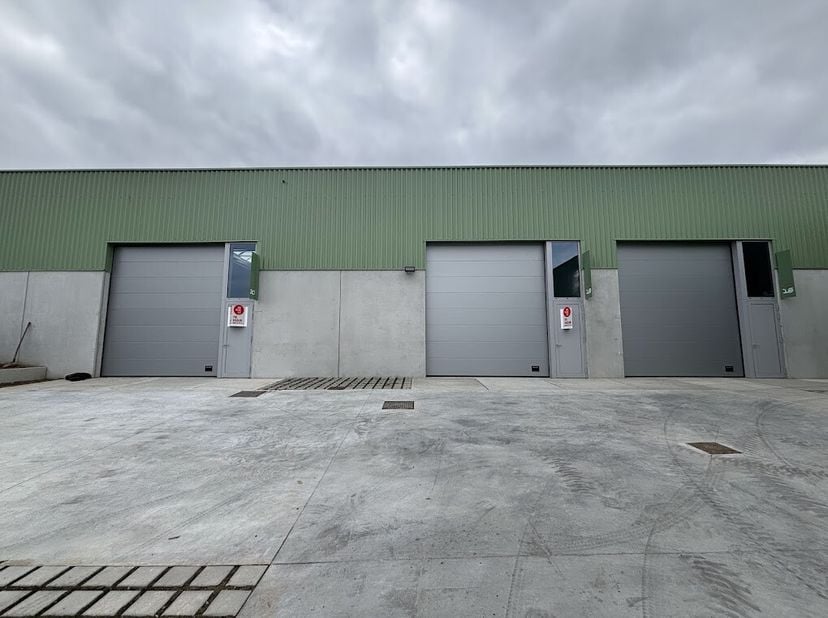 KMO-magazijn te huur van ca. 192 m² in nieuwbouwproject Mercurius.&lt;br /&gt;
De KMO units beschikken over 2 privatieve parkeerplaatsen.&lt;br /&gt;
Specificatie