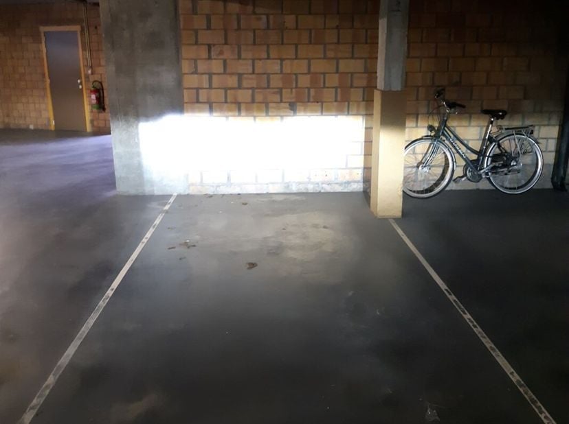 Gemakkelijk in te rijden staanplaats te huur. Inrit ter hoogte van Westkapellestraat 101.&lt;br /&gt;
Huurprijs 100 euro/maand.&lt;br /&gt;
De staanplaats is vrij