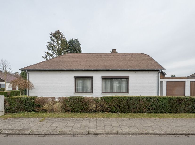 GELIJKVLOERSE WONING MET TUIN &lt;br /&gt;
 &lt;br /&gt;
Gelijkvloerse woning met tuin, semi-HOB, bj 1966, gekadastreerd sectie A nummer 26W18 P0000 met een opper