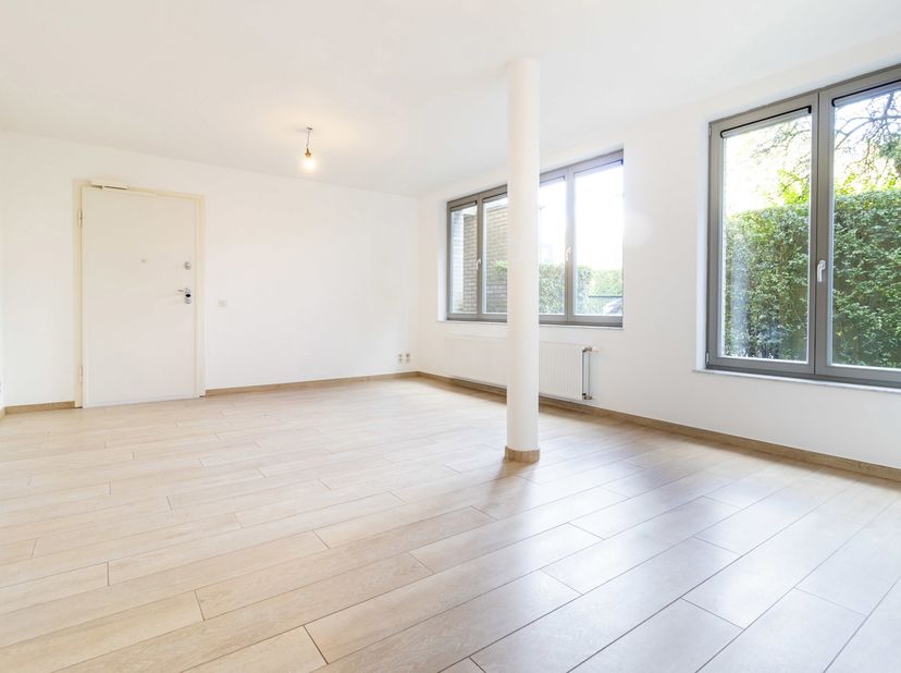 SUPERBE OPPORTUNITE de développer votre activité sur le boulevard du Triomphe en face de la VUB  | Bien très complet (jardin privatif, grande cave, 1