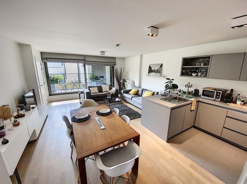 Dans un des plus agréable quartier d&#039;Uccle, Vert Chasseur, à deux minutes à pieds du bois de la Cambre, découvrez ce magnifique appartement meublé ave