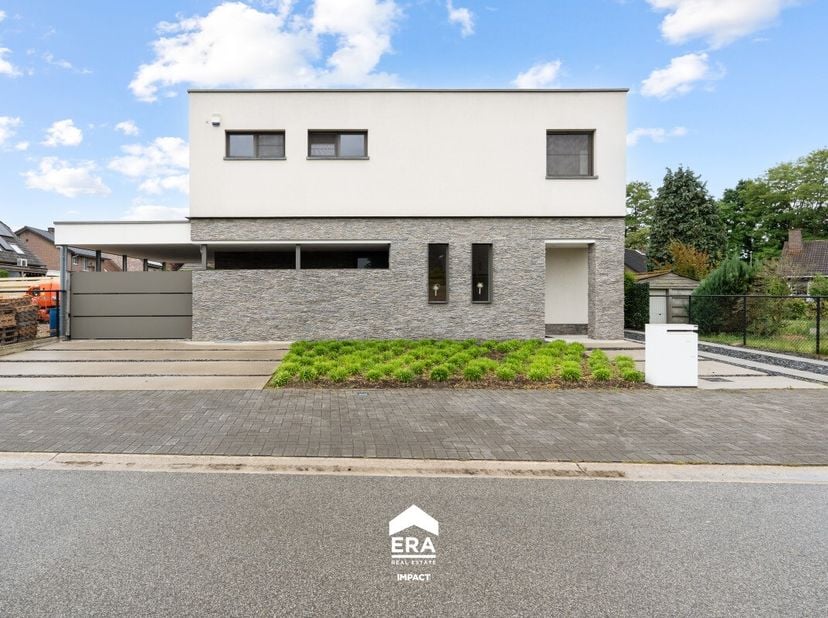 [[ DIT PAND NEEMT DEEL AAN DE ERA OPEN HUIZEN DAG OP 14/6 VAN 9:30 TOT 10:30 ]] In een rustige, kindvriendelijke buurt in Bree vind je deze stijlvolle
