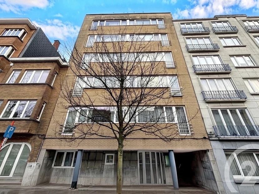 IXELLES - Ontdek in de gegeerde wijk Cimetière d&#039;Elsene, vlak naast de ULB en de VUB, dit gelijkvloers appartement, bestaande uit twee afzonderlijke,