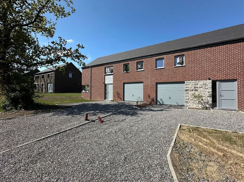 MCA Immobilier stelt u deze nieuwbouwwoning (lot 4) voor, halfopen bebouwing via de garage, gelegen in Petit-Han op een perceel van 7a90. Gebouwd door