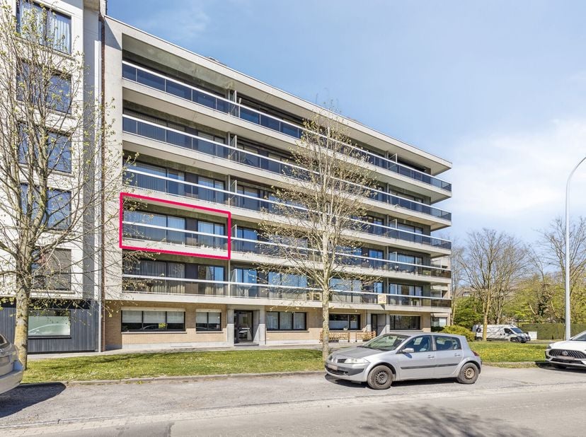 Appartement à vendre à Ypres à distance de marche du centre. Cet appartement spacieux avec deux chambres et deux terrasses est situé à Plumerlaan 91,