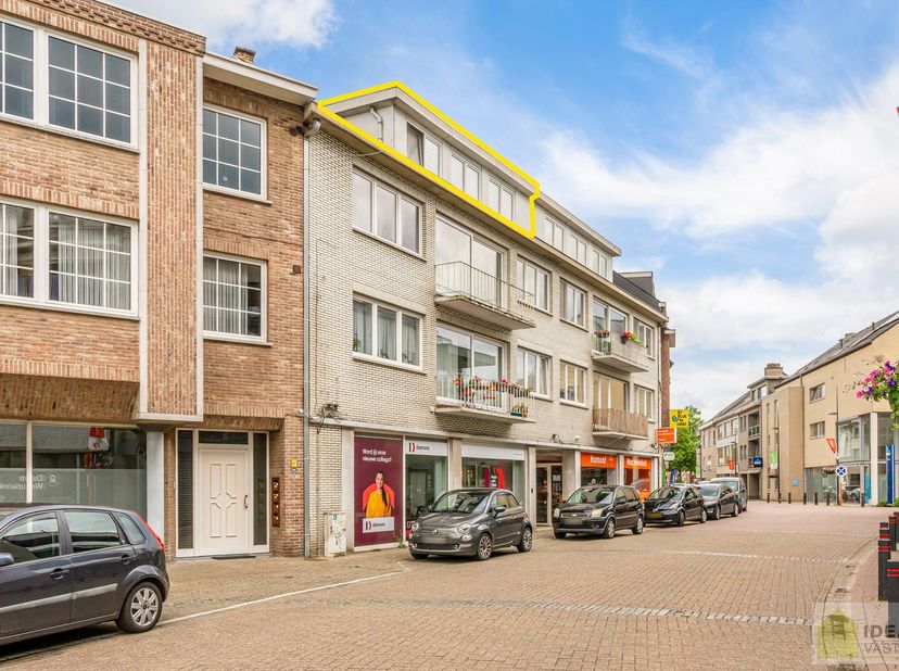 IDEALIS VASTGOED - APPARTEMENT PAL IN  HET CENTRUM VAN HAMONT! Dit appartement omvat 60m² netto bewoonbare oppervlakte en is voorzien van een lichtrij