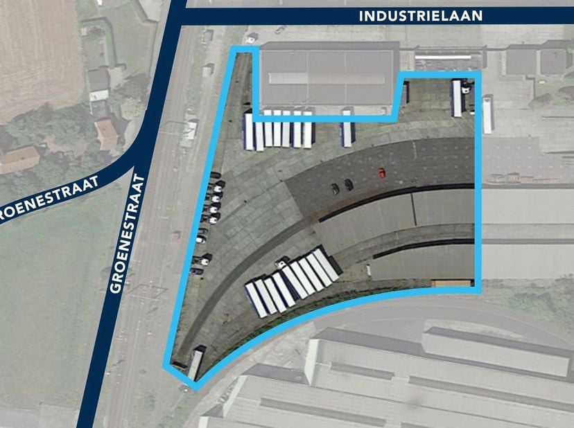 Fenomenaal gelegen terrein van +/- 10.450 m² te huur op industrieterrein Kortrijk-Noord, op amper 2 km van de R8 op- en afrit 7 Kortrijk-Noord. De sit