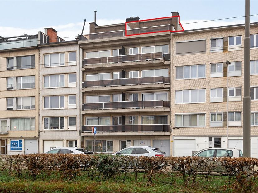 Dakappartement (67m²) voorzien van één slaapkamers en ruim terras op toplocatie te Deurne! &lt;br /&gt;
Ligging: Gelegen op centrale ligging te Deurne, cent
